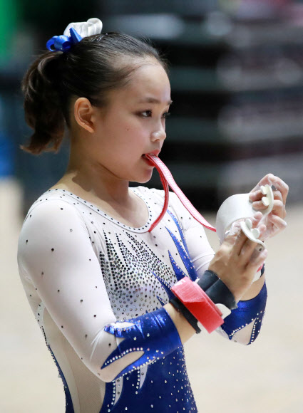 19일 오후 서울 잠실실내체육관에서 열린 제100회 전국체육대회 체조대회 이단평행봉 경기에서 여서정(경기체고)이 경기 준비를 하고 있다. 2019.9.19  연합뉴스