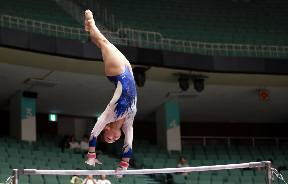 19일 오후 서울 잠실실내체육관에서 열린 제100회 전국체육대회 체조대회 이단평행봉 경기에서 여서정(경기체고)이 멋진 연기를 선보이고 있다. 2019.9.19  연합뉴스