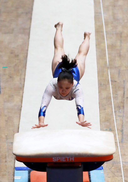 19일 오후 서울 잠실실내체육관에서 열린 제100회 전국체육대회 체조대회 안마 경기에서 여서정(경기체고)이 멋진 연기를 선보이고 있다. 2019.9.19  연합뉴스