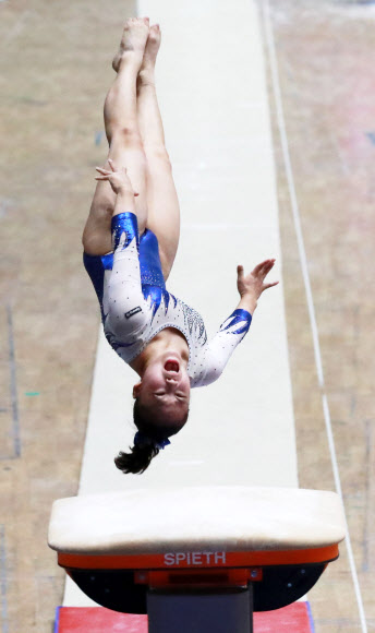 19일 오후 서울 잠실실내체육관에서 열린 제100회 전국체육대회 체조대회 안마 경기에서 여서정(경기체고)이 멋진 연기를 선보이고 있다. 2019.9.19  연합뉴스