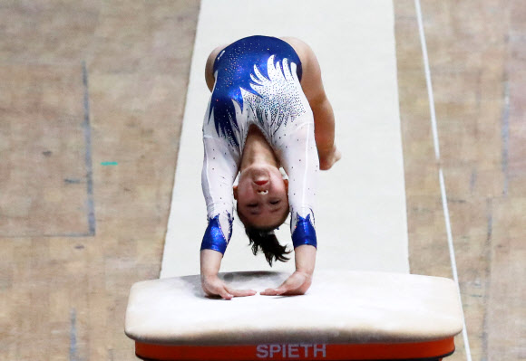 19일 오후 서울 잠실실내체육관에서 열린 제100회 전국체육대회 체조대회 안마 경기에서 여서정(경기체고)이 멋진 연기를 선보이고 있다. 2019.9.19  연합뉴스