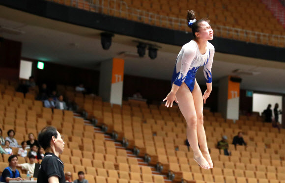 19일 오후 서울 잠실실내체육관에서 열린 제100회 전국체육대회 체조대회 안마 경기에서 여서정(경기체고)이 경기에 앞서 연습하고 있다. 2019.9.19  연합뉴스