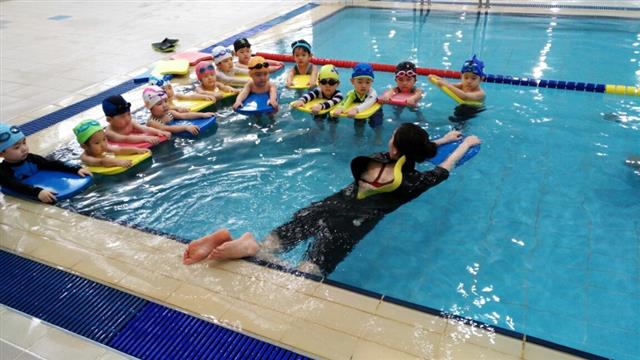 19일 서울 광진구 구민체육센터 수영장에서 어린이들이 수영을 배우고 있다. 광진구 구민체육센터 제공
