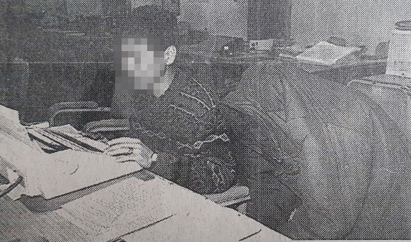 화성 연쇄살인사건의 유력한 용의자로 지목된 이모(오른쪽)씨가 1994년 충북 청주에서 처제를 성폭행한 뒤 살인한 혐의로 검거돼 옷을 뒤집어쓴 채 경찰 조사를 받고 있는 모습. 중부매일 제공
