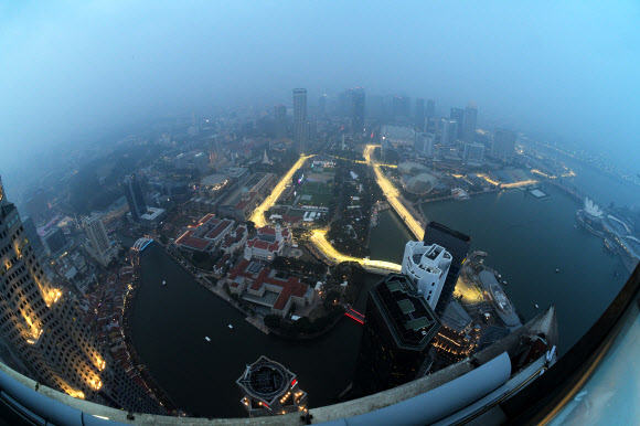포뮬러원 싱가포르 그랑프리 레이스가 펼쳐질 마리나베이 스트리트 서킷에 지난 18일 불을 환하게 밝히고 있다. 싱가포르 신화 연합뉴스 