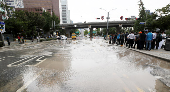 20일 오전 서울 서대문구 경찰청 앞 사거리 도로가 상수도관 파열사고로 침수, 차량이 통제되고 있다. 2019.9.20  연합뉴스