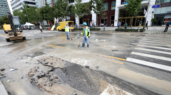 20일 오전 서울 서대문구 경찰청 앞 사거리 도로가 상수도관 파열사고로 침수, 차량이 통제되고 있다. 2019.9.20  연합뉴스