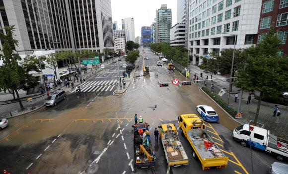 20일 오전 서울 서대문구 경찰청 앞 사거리 도로가 상수도관 파열사고로 침수되어 있다. 2019.9.20  연합뉴스