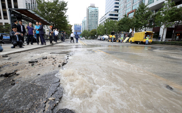 20일 오전 서울 서대문구 경찰청 앞 사거리 도로가 상수도관 파열사고로 침수, 차량이 통제되고 있다. 2019.9.20  연합뉴스