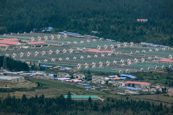 A photo taken on September 13, 2019 shows under-construction greenhouses in North Korea‘s northern city of Samjiyon. - The monumental construction project in the far reaches of North Korea ordered by leader Kim Jong Un, involves nothing less than the rebuilding of the entire town of Samjiyon, the seat of a county which includes the supposed birthplace of Kim’s father and predecessor Kim Jong Il, and Mount Paektu, the spiritual birthplace of the Korean nation. The plan includes a museum of revolutionary activities, a winter sports training complex, processing plants for blueberries and potatoes -- two of the area‘s most important crops -- a new railway line to Hyesan, and 10,000 apartments. (Photo by Ed JONES / AFP) / To go with NKorea-politics-economy-construction-Samjiyon, FOCUS by Sebastien Berger/2019-09-20 11:11:18/ <저작권자 ⓒ 1980-2019 ㈜연합뉴스. 무단 전재 재배포 금지.>