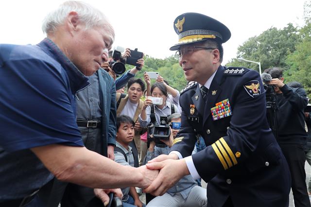 민갑룡 경찰청장이 20일 오후 대구 달서구 와룡산 세방골 개구리소년 유골 발견 현장 방문에 앞서 희생자 김영규(당시 11세)군의 아버지 김현도(73)씨의 손을 잡고 위로하고 있다. 2019.9.20 뉴스1