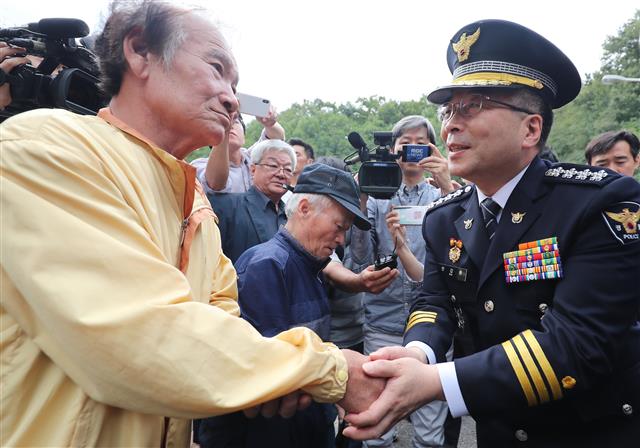 민갑룡 경찰청장이 20일 오후 대구 달서구 와룡산 세방골 개구리소년 유골 발견 현장 방문에 앞서 희생자 박찬인(당시 10세)군의 아버지 박건서(67)씨의 손을 잡고 위로하고 있다. 2019.9.20 뉴스1