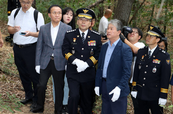 민갑룡 경찰청장이 20일 오후 ‘개구리소년 사건’의 유골발견 현장인 대구 달서구 와룡산 세방골을 찾아 현장을 살펴보고 있다. 2019.9.20  연합뉴스