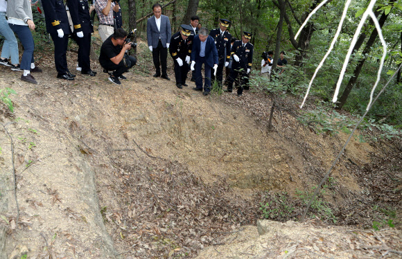 민갑룡 경찰청장이 20일 오후 ‘개구리소년 사건’의 유골발견 현장인 대구 달서구 와룡산 세방골을 찾아 소년들을 추도 후 현장을 살펴보고 있다. 2019.9.20  연합뉴스