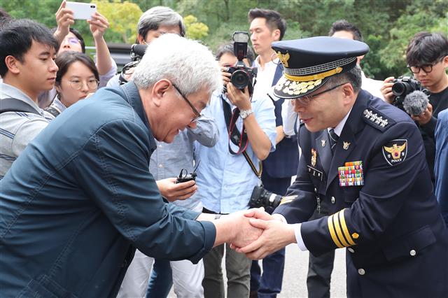 민갑룡 경찰청장이 20일 오후 대구 달서구 와룡산 세방골 개구리소년 유골 발견 현장 방문에 앞서 희생자 우철원(당시 13세)군의 아버지 우종우(70)씨의 손을 잡고 위로하고 있다. 2019.9.20 뉴스1