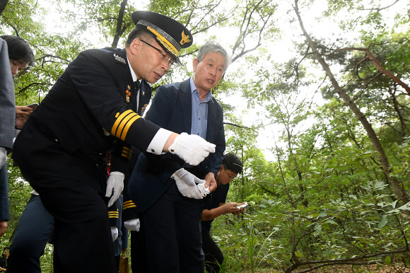 민갑룡 경찰청장이 20일 오후 ‘개구리소년 사건’의 유골발견 현장인 대구 달서구 와룡산 세방골을 찾아 소년들을 추도 한 후 현장을 살펴보고 있다. 2019.9.20  연합뉴스
