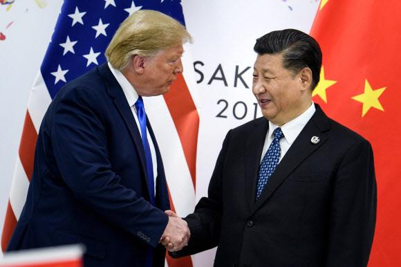 지난 6월 29일 일본 오사카에서 열린 G20 정상회의에서 도널드 트럼프(왼쪽) 미국 대통령과 시진핑 중국 국가주석이 악수를 하고 있다. 서울신문 DB