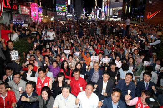 부산서 촛불 든 자유한국당