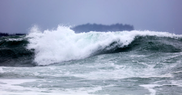 태풍 타파 북상에 높아진 물결