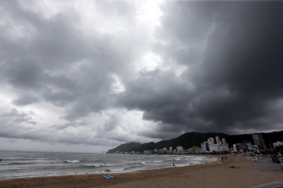 태풍 타파 접근 먹구름