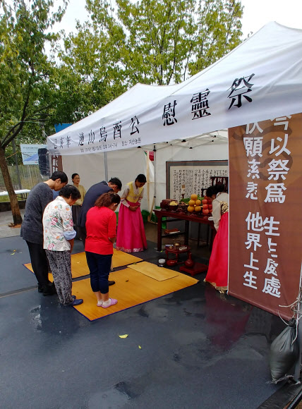 반려동물 추모하는 참례객들