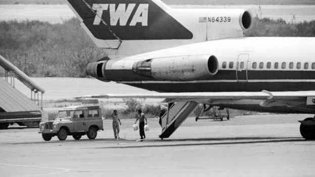 레바논 베이루트 공항 관계자들이 TWA 847편 납치범들과 인질들에게 전달할 식품들을 싼 봉지를 든 채 여객기로 걸어가고 있다. AFP 자료사진