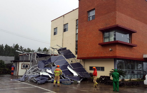 태풍 타파로 무너진 태양열판넬