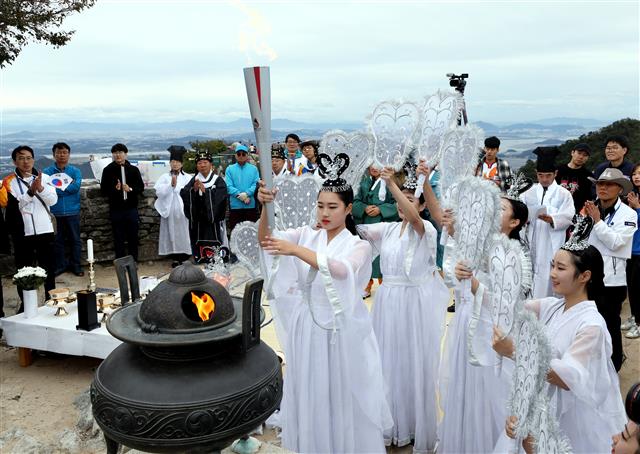 마니산 참성단에서 채화된 전국체전 성화