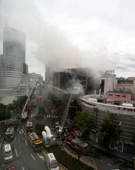 신당동 제일평화시장 화재 진화 중