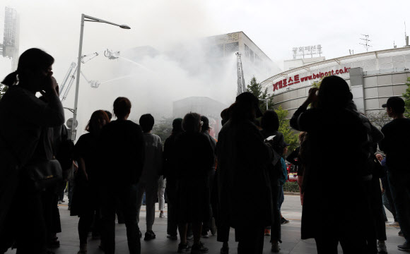 제일평화시장 화재로 뒤덮인 연기