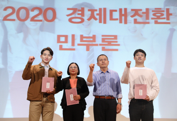 자유한국당 황교안 대표가 22일 서울 여의도 국회에서 열린 ‘민부론’ 발간 국민보고대회에서 프리젠테이션 발표를 마친 뒤 국민대표 3인에게 민부론 책자 헌정식을 하고 있다. 2019. 09.22. 이종원 선임기자 jongwon@seoul.co.kr