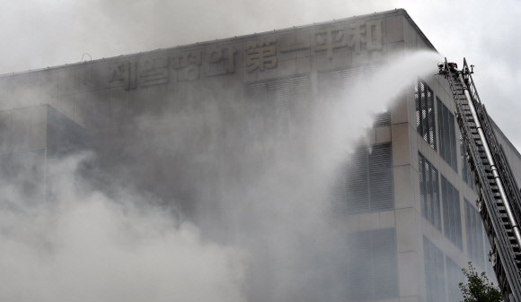 22일 서울 동대문 평화시장에서 발생한 화재를 소방관들이 진압하고 있다. 2019.9.22 박지환기자 popocar@seoul.co.kr
