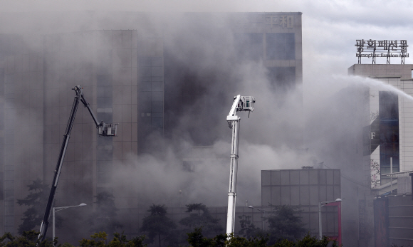 22일 서울 동대문 평화시장에서 발생한 화재를 소방관들이 진압하고 있다. 2019.9.22 박지환기자 popocar@seoul.co.kr
