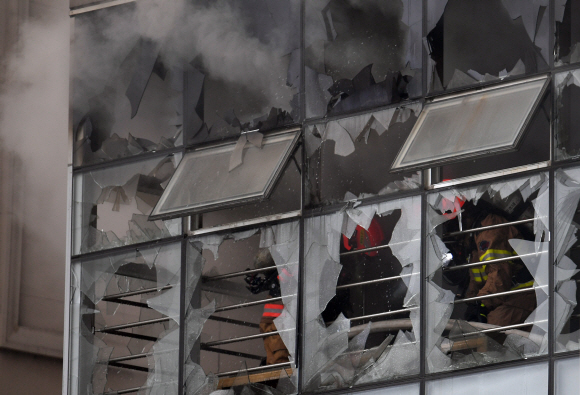 22일 서울 동대문 평화시장에서 발생한 화재를 소방관들이 진압하고 있다. 2019.9.22 박지환기자 popocar@seoul.co.kr