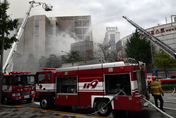 22일 서울 동대문 평화시장에서 발생한 화재를 소방관들이 진압하고 있다. 2019.9.22 박지환기자 popocar@seoul.co.kr