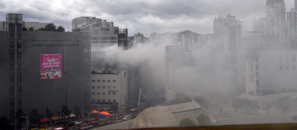 22일 서울 동대문 평화시장에서 발생한 화재를 소방관들이 진압하고 있다. 2019.9.22 박지환기자 popocar@seoul.co.kr