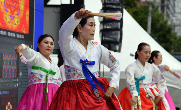 22일 서울 장안로 일대에서 열린 세계거리춤축제에 참석한 댄스팀들이 춤사위를 선보이고 있다. 2019.9.22 박지환기자 popocar@seoul.co.kr