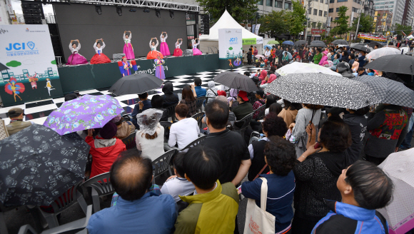 22일 서울 장안로 일대에서 열린 세계거리춤축제에 참석한 댄스팀들이 춤사위를 선보이고 있다. 2019.9.22 박지환기자 popocar@seoul.co.kr