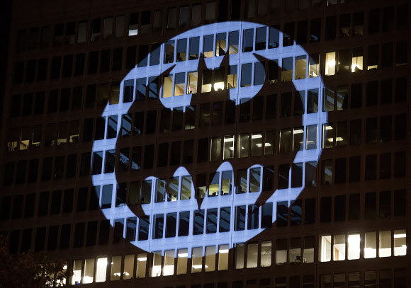 21일(현지시간) 배트맨 탄생 80주년을 기념한 행사가 미국 뉴욕을 비롯해 세계 곳곳에서 열렸다. 배트맨은 1939년 DC코믹스의 잡지 ‘디텍티브 코믹스’에 등장한 후 영화, TV시리즈, 애니메이션 등으로 만들어지며 큰 인기를 끌었다. AP 연합뉴스