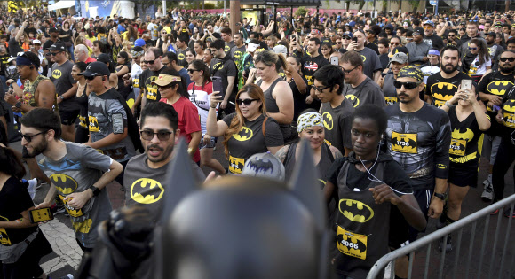 21일(현지시간) 배트맨 탄생 80주년을 기념한 행사가 미국 뉴욕을 비롯해 세계 곳곳에서 열렸다. 배트맨은 1939년 DC코믹스의 잡지 ‘디텍티브 코믹스’에 등장한 후 영화, TV시리즈, 애니메이션 등으로 만들어지며 큰 인기를 끌었다. AP 연합뉴스
