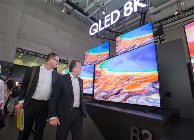 이달 초 독일 베를린에서 열린 유럽 최대 가전전시회 ‘IFA 2019´에서 관람객들이 삼성전자의 QLED 8K TV를 살펴보고 있다. 삼성전자는 2017년 출시 이후 올해 상반기까지 QLED TV 세계 누적 판매량이 540만대라고 22일 밝혔다. 삼성전자 제공