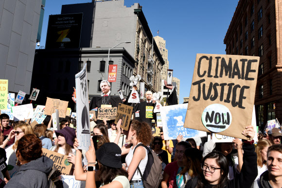 기후 위기 대응을 촉구하는 청년들이 20일(현지시간) 미국 샌프란시스코에 있는 연방정부 사무소 앞에서 ‘기후 파업’을 벌이고 있다. 샌프란시스코 로이터 연합뉴스