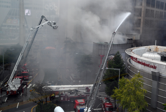 22일 서울 동대문 평화시장에서 발생한 화재를 소방관들이 진압하고 있다. <br>박지환기자 popocar@seoul.co.kr
