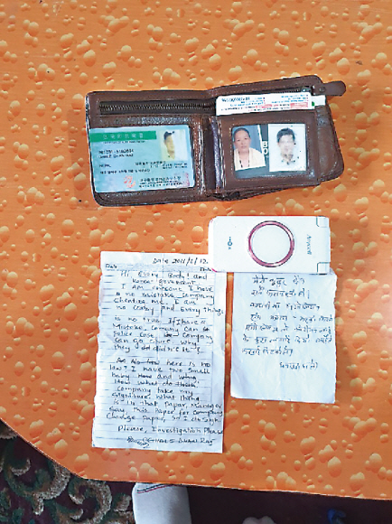 　A mobile phone, wallet and two letters left by Dhan Raj Ghala who killed himself while working at a futon factory in Dalseo District, Daegu, June 2011. 8 years on, Man Maya Ghala has not read these letters yet as she still struggles to digest the death of her husband.