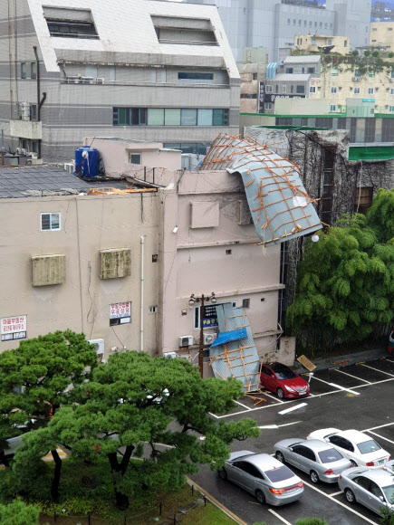 태풍에 건물 구조물 위태위태