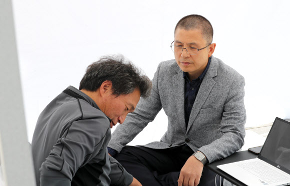 단식중인 이학재 의원 격려하는 황교안 대표