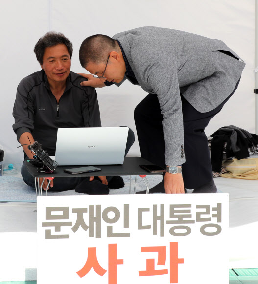 단식중인 이학재 의원 방문한 황교안 대표