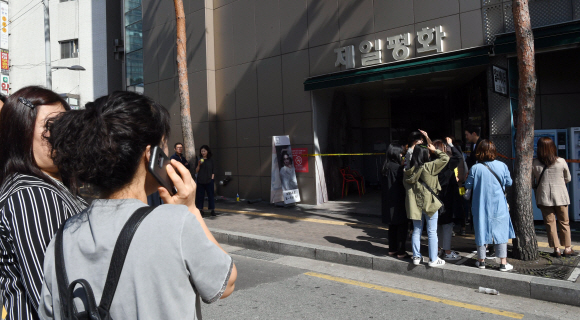 전날 화재가 발생한 서울 제일평화시장 앞에서 상가 입주상인들이 상가에 들어가지 못하고 안타까워하고 있다.  2019. 9. 23 정연호 기자 tpgod@seoul.co.kr