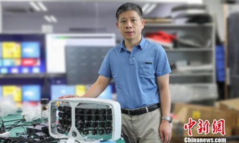 새롭게 개발한 ‘슈퍼 카메라’ 개발에 참여한 과학자 정샤오양.  중신망 캡처
