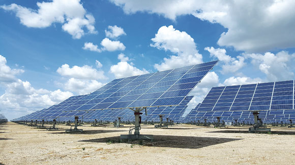 미국 텍사스주 샌안토니오 지역에 세계 최대 400㎿규모인 알라모 태양광 발전소에 설치한 양축 추적식 시스템.